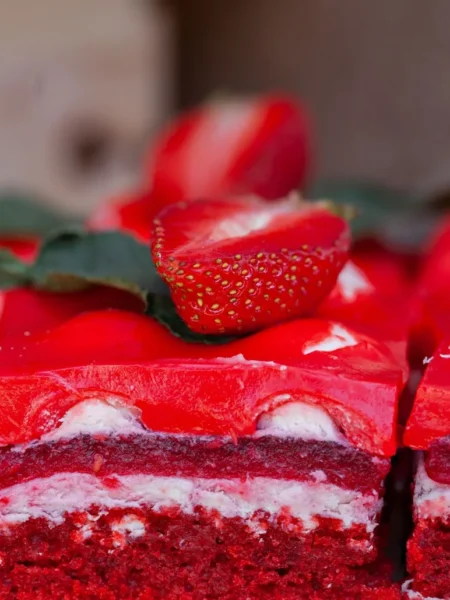 Strawberry Cake With Strawberry Filling